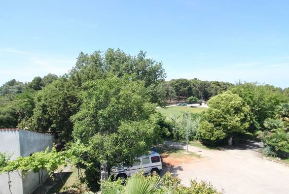 Blick Richtung Badestrand und zum Meer