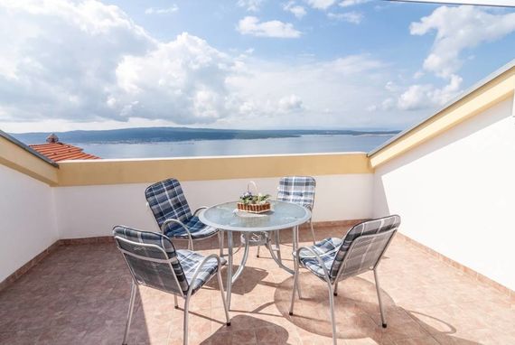 Dachterrasse mit Sitzgruppe mit Blick auf Krk